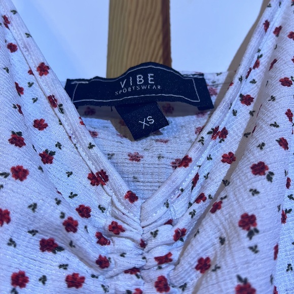Vibe Women’s Floral Tank Top, Size XS, Adjusting Scrunch, Excellent Condition!! - Picture 2 of 3